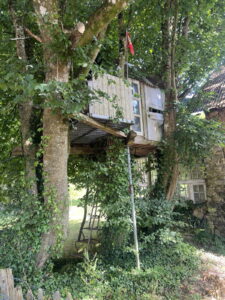 Een boomhut uit een jongensdroom
