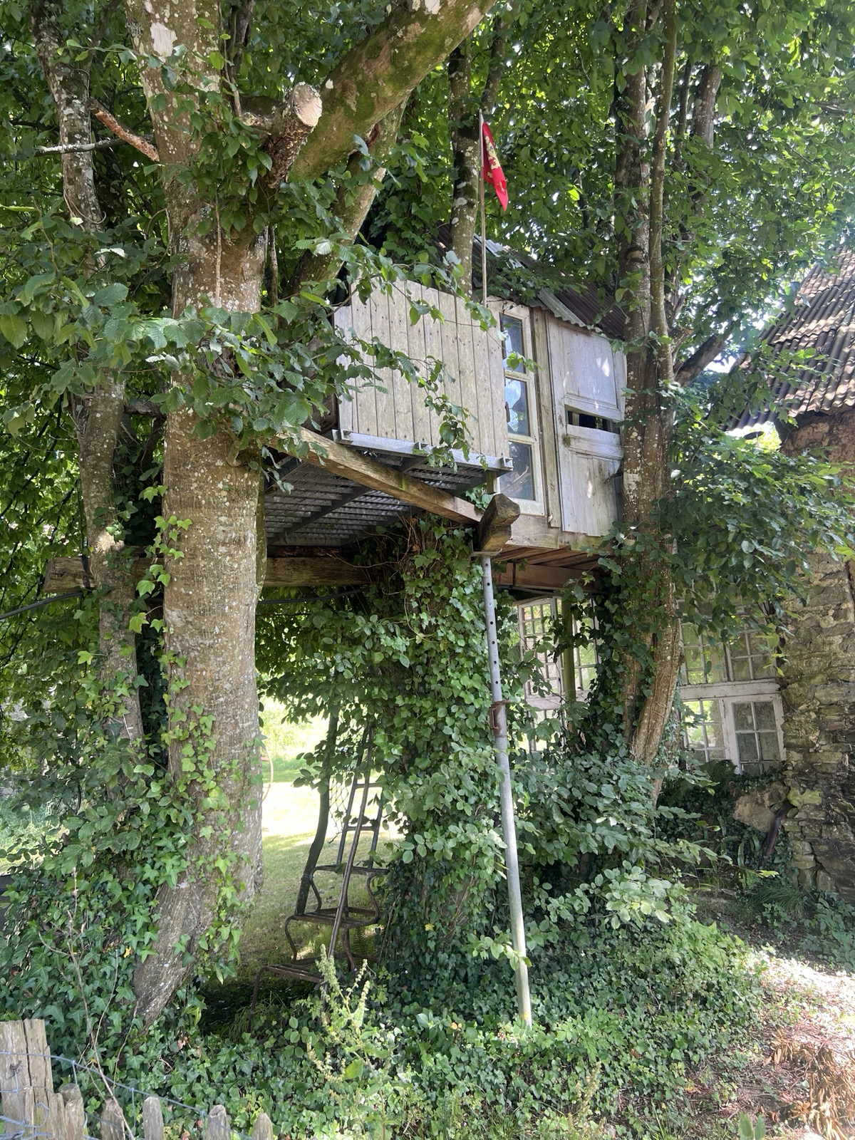 Een boomhut uit een jongensdroom