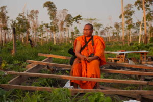 Cambodiaanse monnik die de vernietiging vastlegt